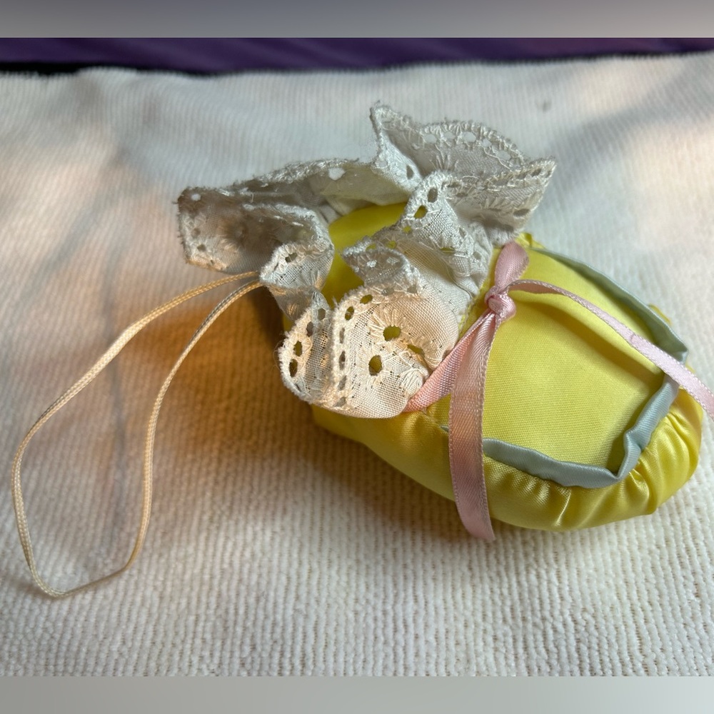 ⭐️3/!20 - APPLAUSE Vintage satin baby bootie ornament, EUC⭐️